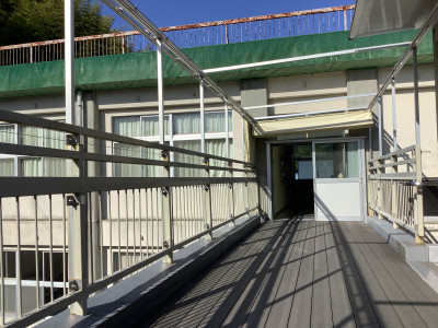 晴れた日の3階渡り廊下①