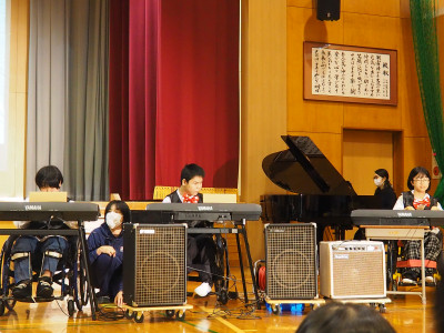 肢体高1_息を合わせてキーボード演奏