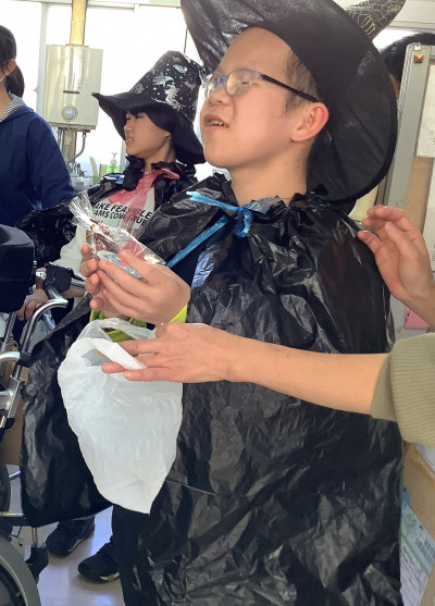 ４　お菓子貰って思わず笑顔