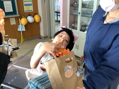 ７　手作りのバックに丁寧にいれるよ