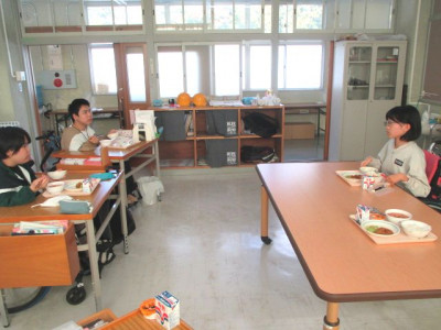 先輩の教室で給食