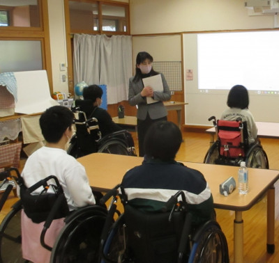 マナー教室1_姿勢よく講師の話をききます