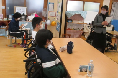 マナー教室2_横から見て背筋がしっかりのびています