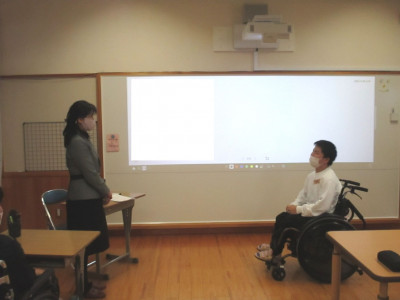 マナー教室3_対面で話すときもよい姿勢で見上げすぎず話せています