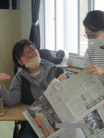 ミュージックケア2_新聞ビリビリ、笑顔で取り組みます