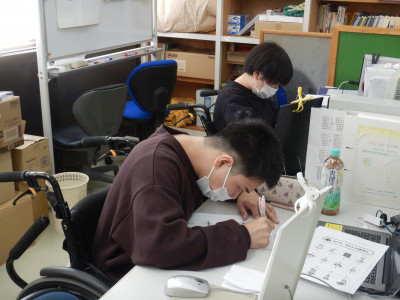 写真①実習先で課題を行っている