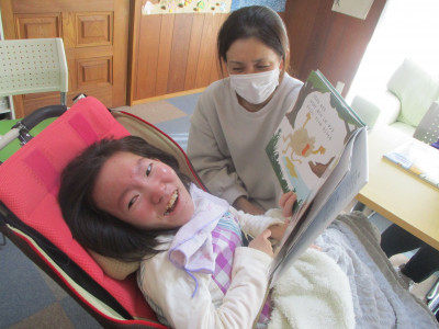 写真②午後からの活動は読書会でたくさんの本を読みました