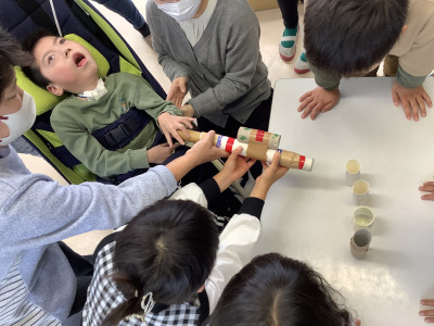 おもちゃで遊んでいる様子