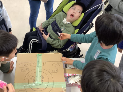 おもちゃで遊んでいる様子