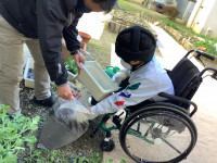 ②まずは土を掬って