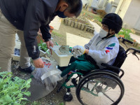 ③土を入れて