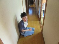 廊下でみんなの様子を観察